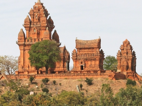 Tháp  Poklong garai