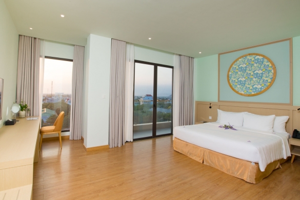 DELUXE FAMILY ROOM